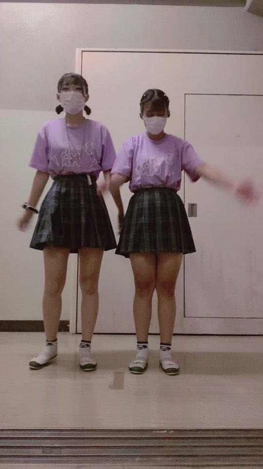 これ撮りたいって言ったのそらなのにみくの方が頑張ってる感ありません？😂😂    ⚠︎︎バレーパン履いてます#元ばれー部 #バレー部 #ljk #過去 #制服 #クラティー #文化祭 #好きが止まらない
