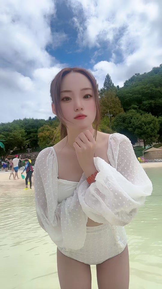 友達が水着貸してくれたw人生初水着