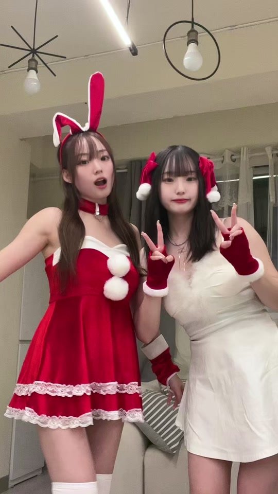 サンタコス似合ってる？#双子 #twins @じゅんなJUNNA♊️👯 @ゆうな♊️👯유나
