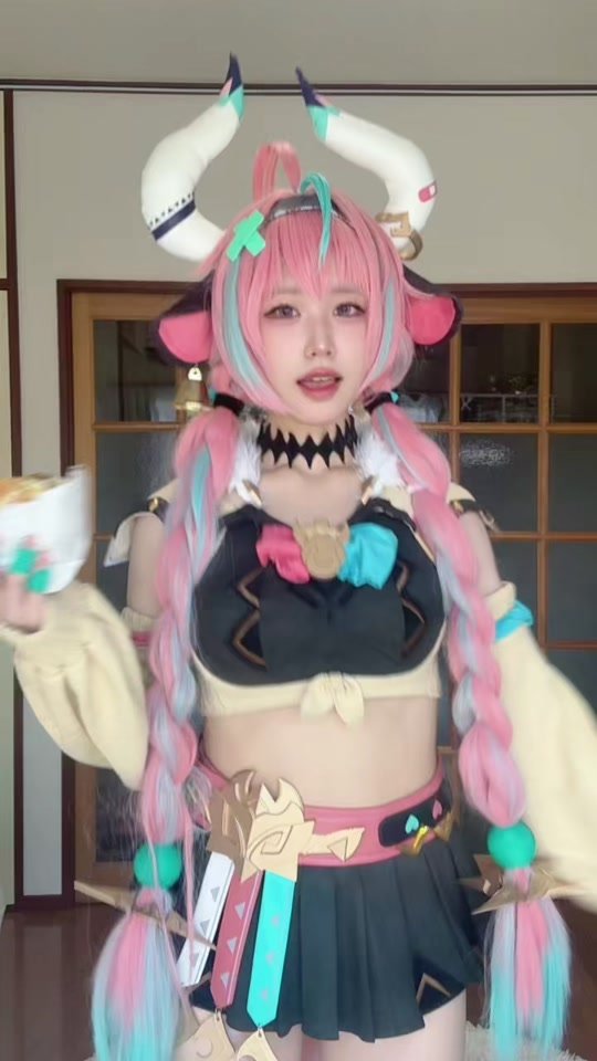 ハンバーガー食べてて忙しいんです( ⸝⸝⸝⩌⤚⩌*) #cosplay #原神コスプレ #genshincosplay #gensinimpactcosplay #ヴァレサコスプレ #varesacosplay #瓦雷莎 #