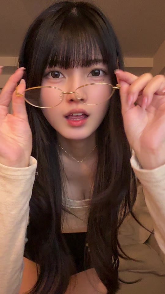 メガネを挟む流行を作った私に感謝しなさい！！眼福が増えたぞ！！！