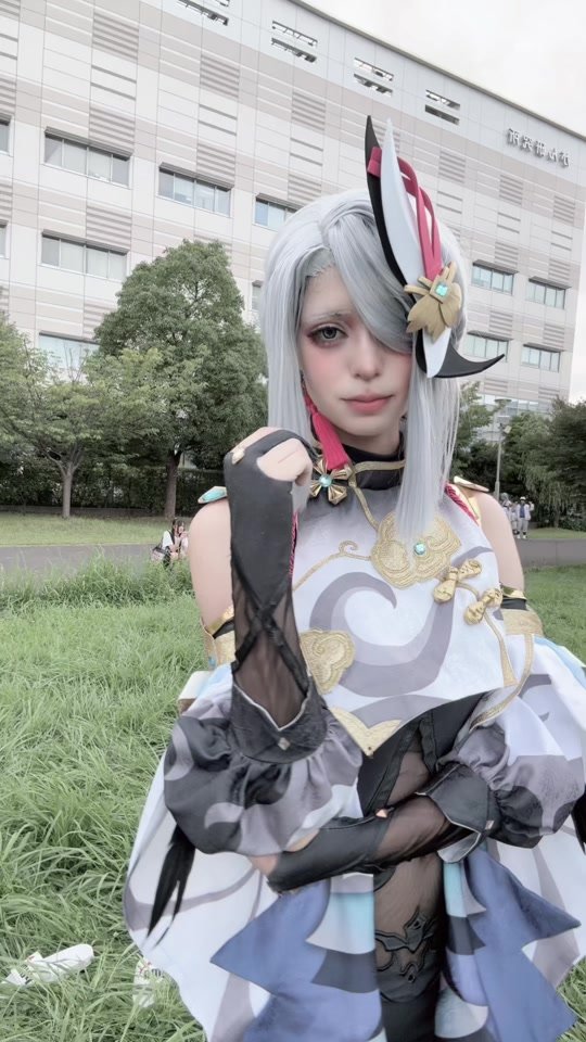 Aliceが花城の画像を自分の顔面の前にやっててうちがニヤけてる動画 #原神コスプレ #申鶴コスプレ #genshinimpactcosplay