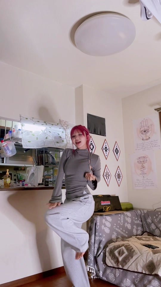 裸足で踊る｡後ろにかわいいピンいっぱい付いてる#07