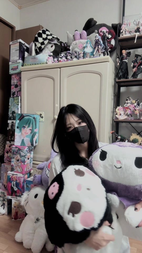 UFOキャッチャー大好き人間のお部屋👾⸝⸝⸝♡︎未開封フィギュア山積みなので後ろのタンスからフィギュア棚に変更予定💭#fyp#UFOキャッチャー